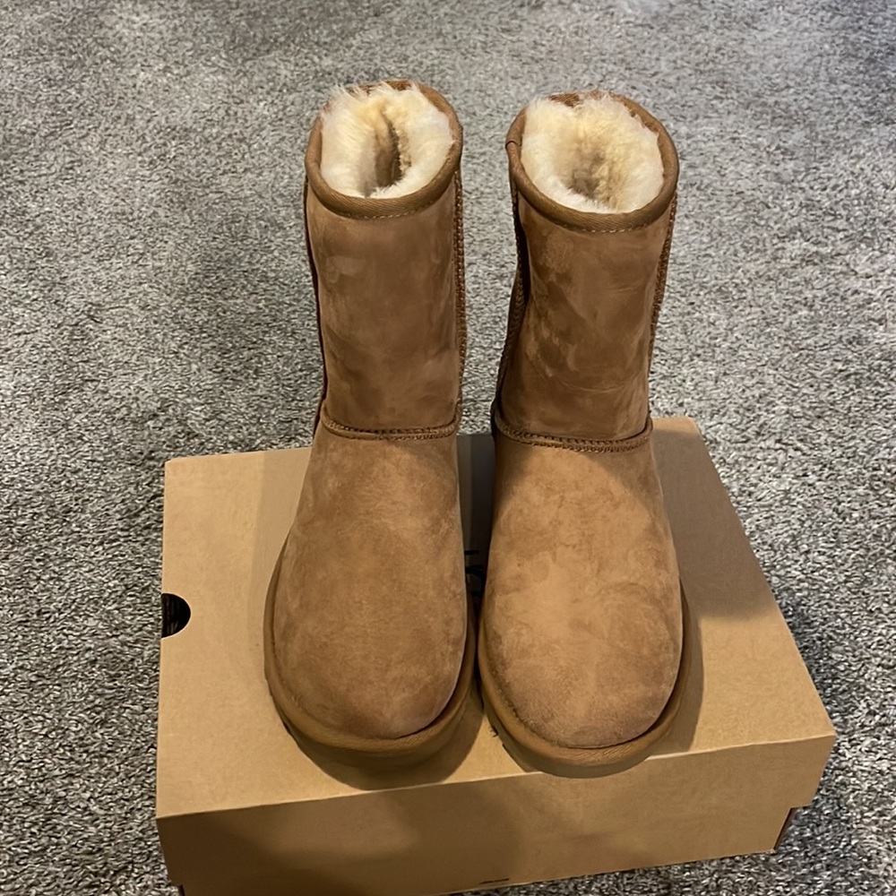 Authentic UGG Classic Short ll in Chestnut - Picture 9 of 9